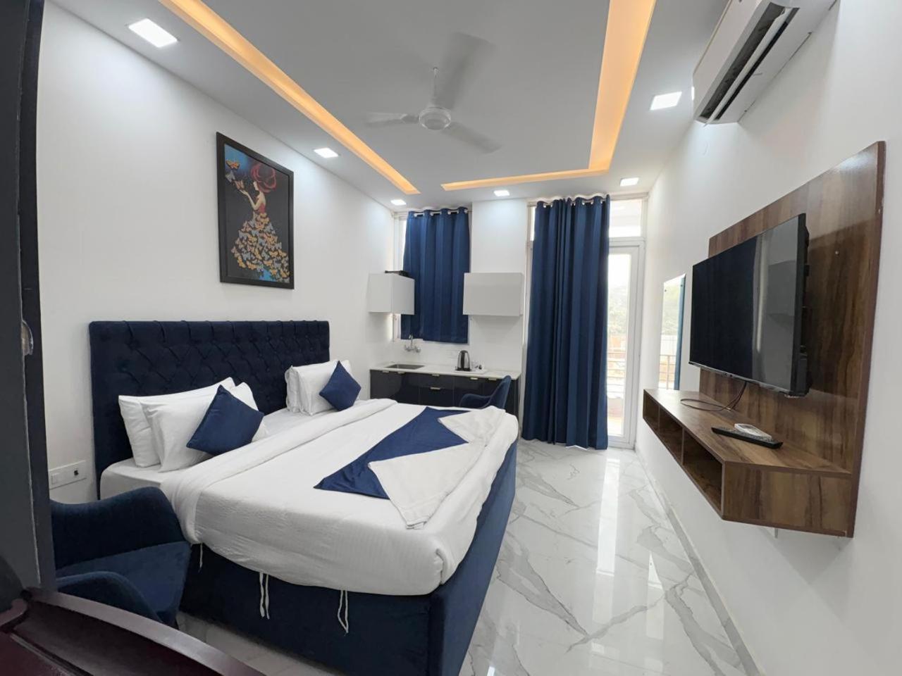 Pacific Inn Eco Central Gurgaon Buitenkant foto