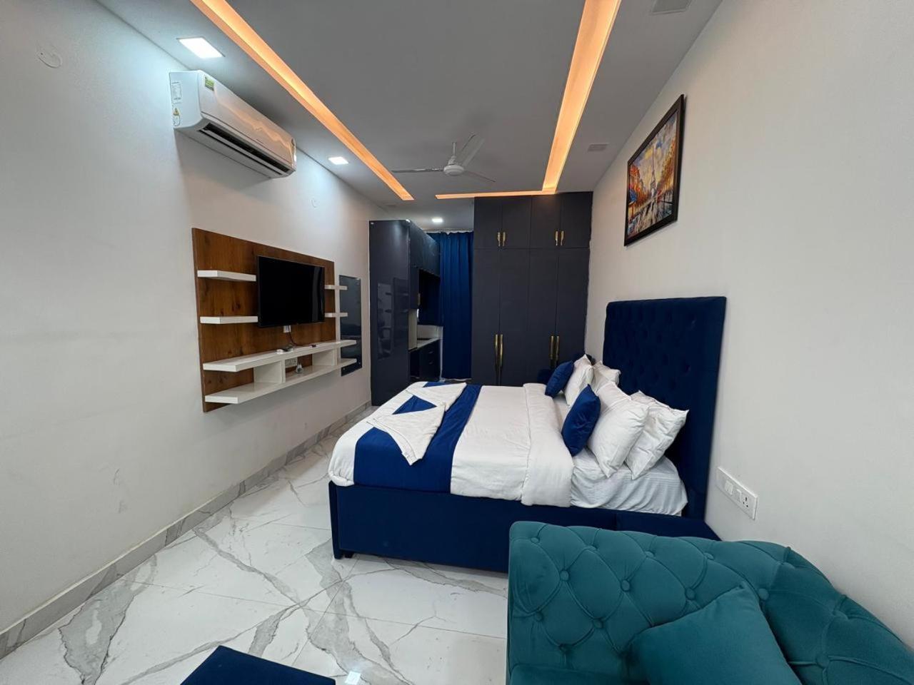 Pacific Inn Eco Central Gurgaon Buitenkant foto