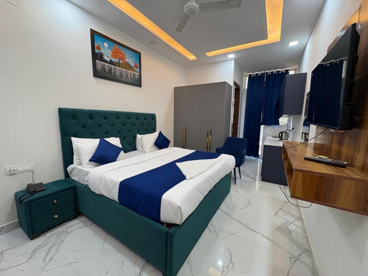 Pacific Inn Eco Central Gurgaon Buitenkant foto