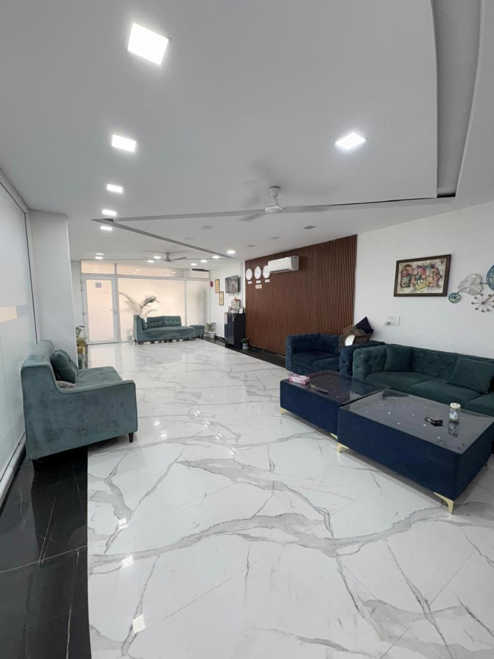 Pacific Inn Eco Central Gurgaon Buitenkant foto
