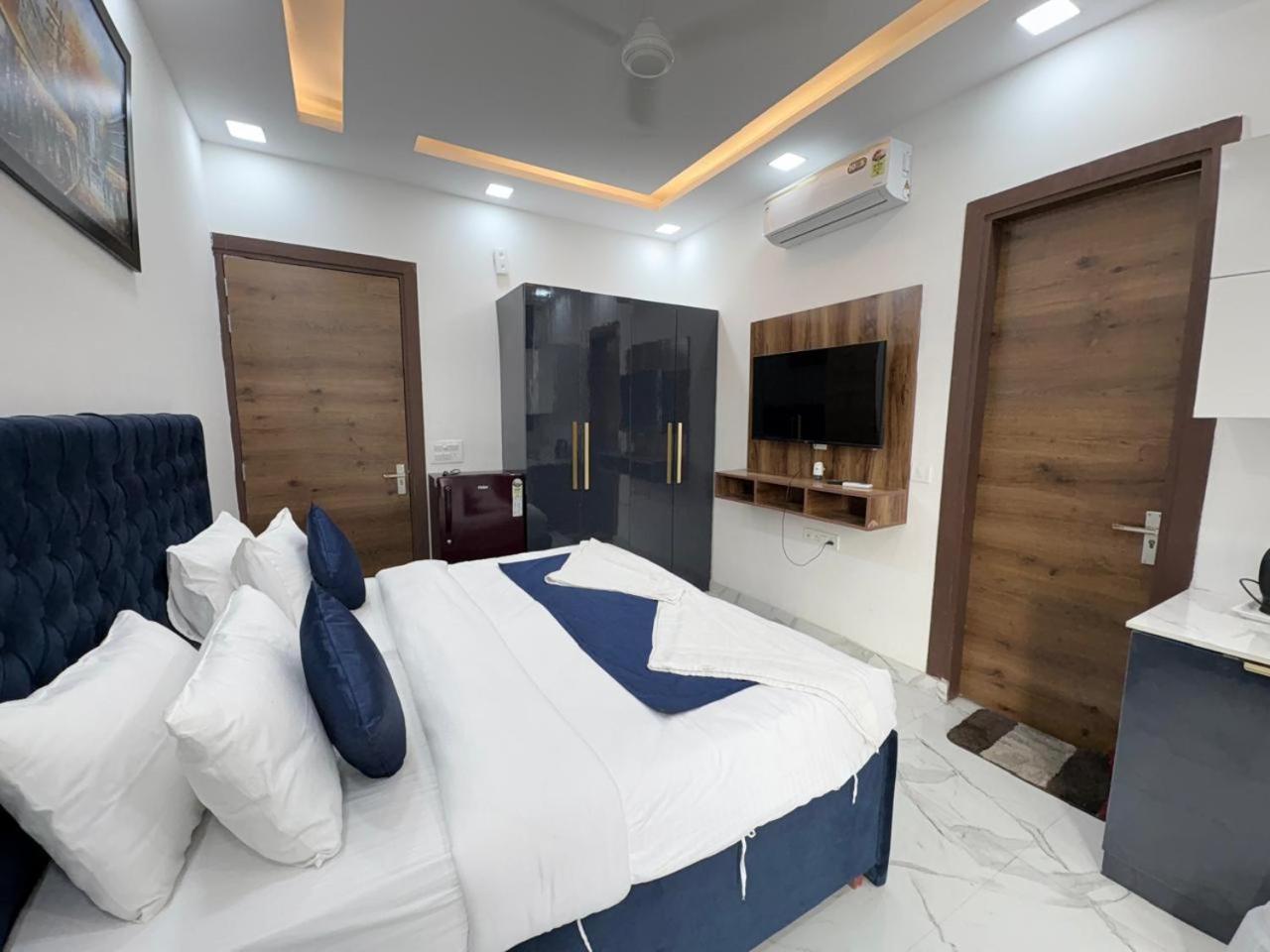 Pacific Inn Eco Central Gurgaon Buitenkant foto