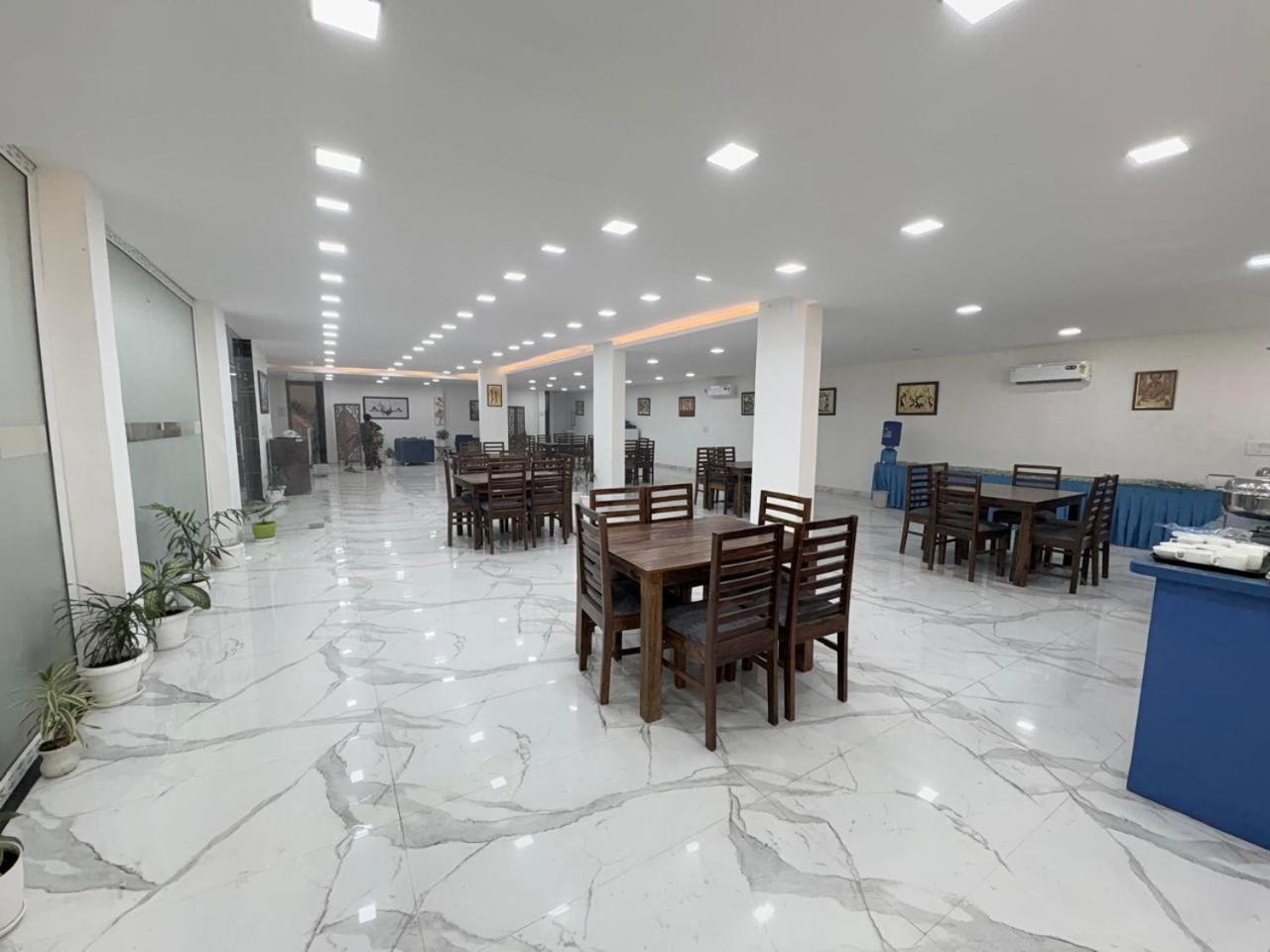 Pacific Inn Eco Central Gurgaon Buitenkant foto