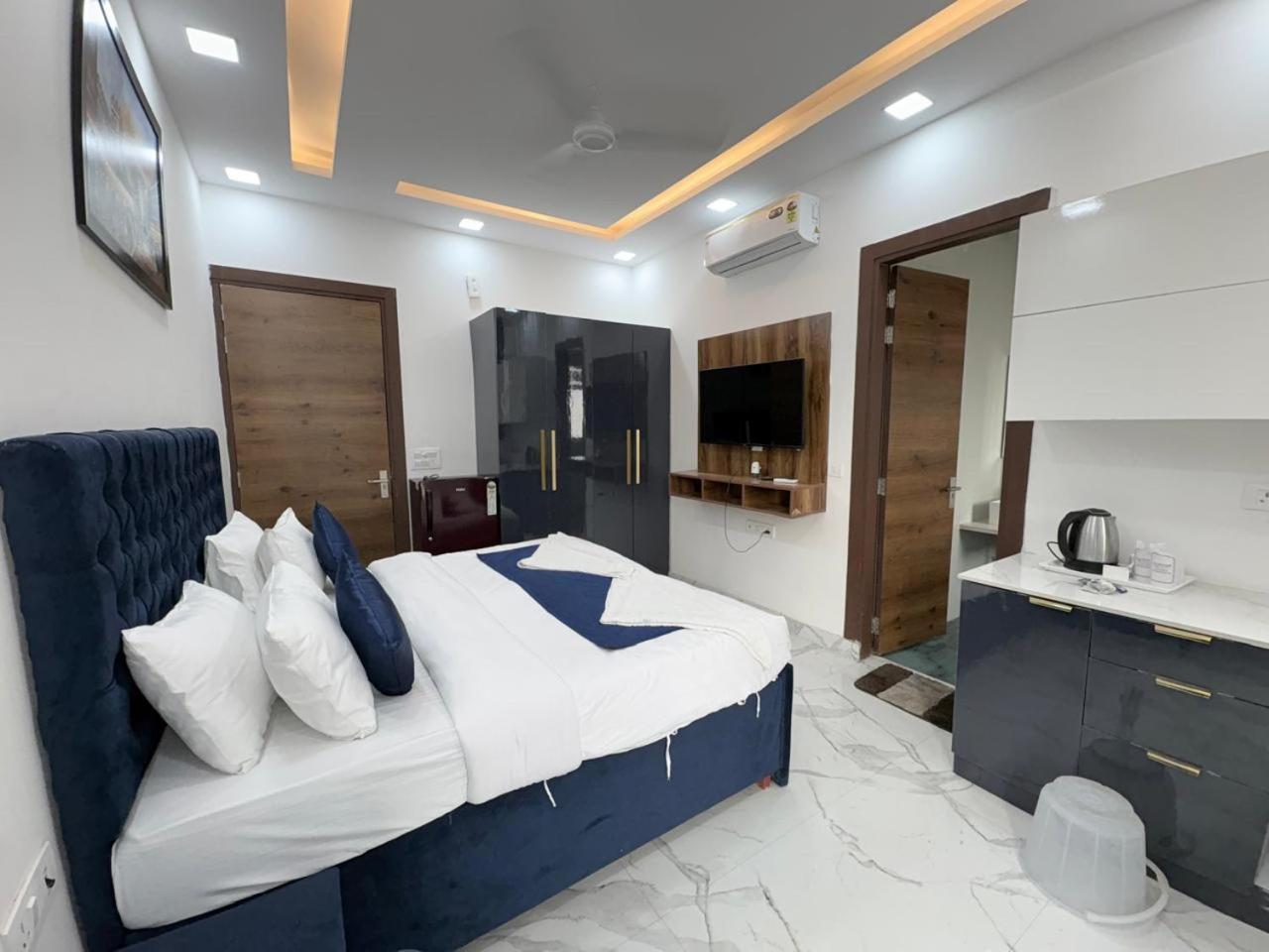 Pacific Inn Eco Central Gurgaon Buitenkant foto