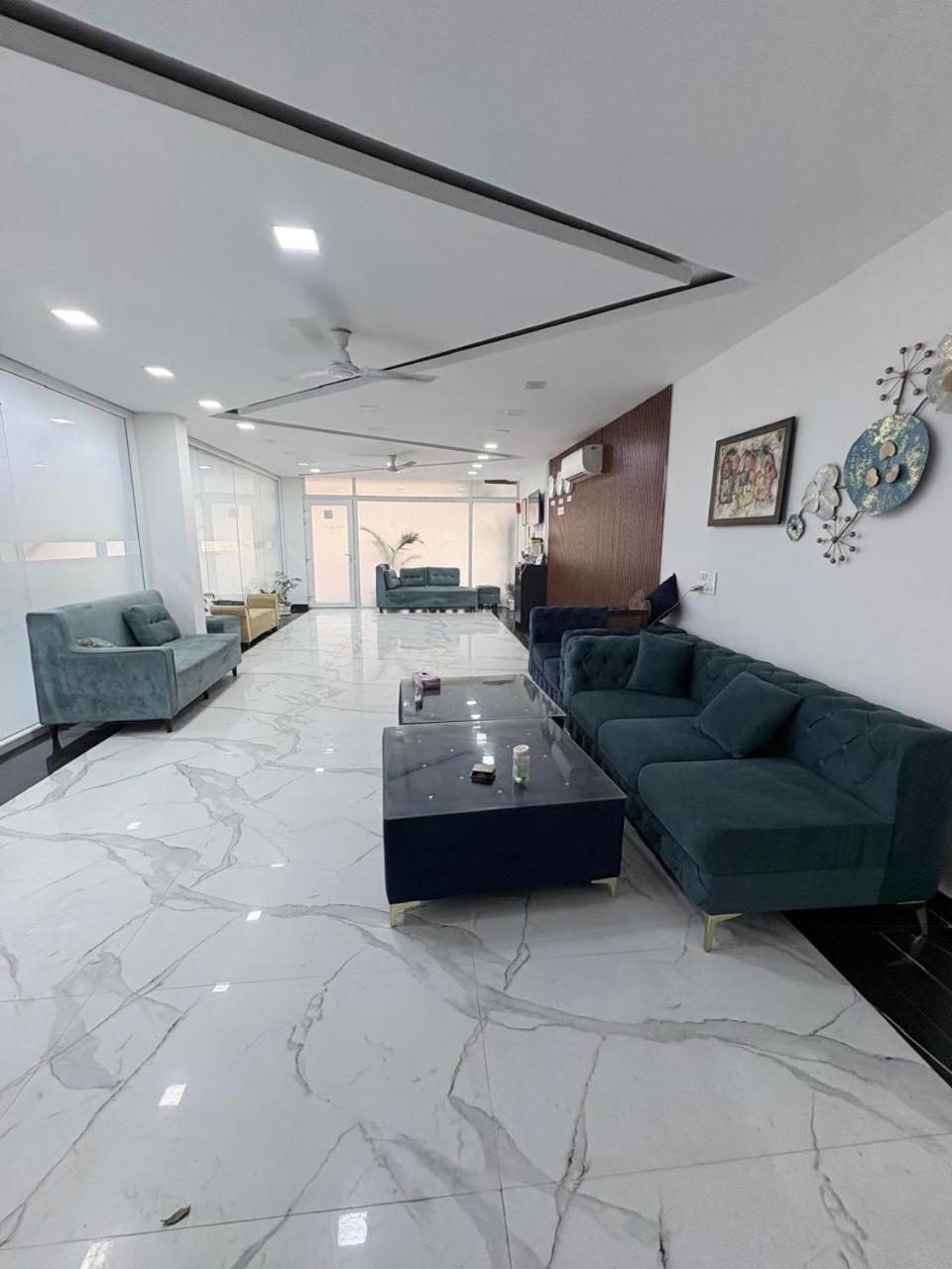 Pacific Inn Eco Central Gurgaon Buitenkant foto