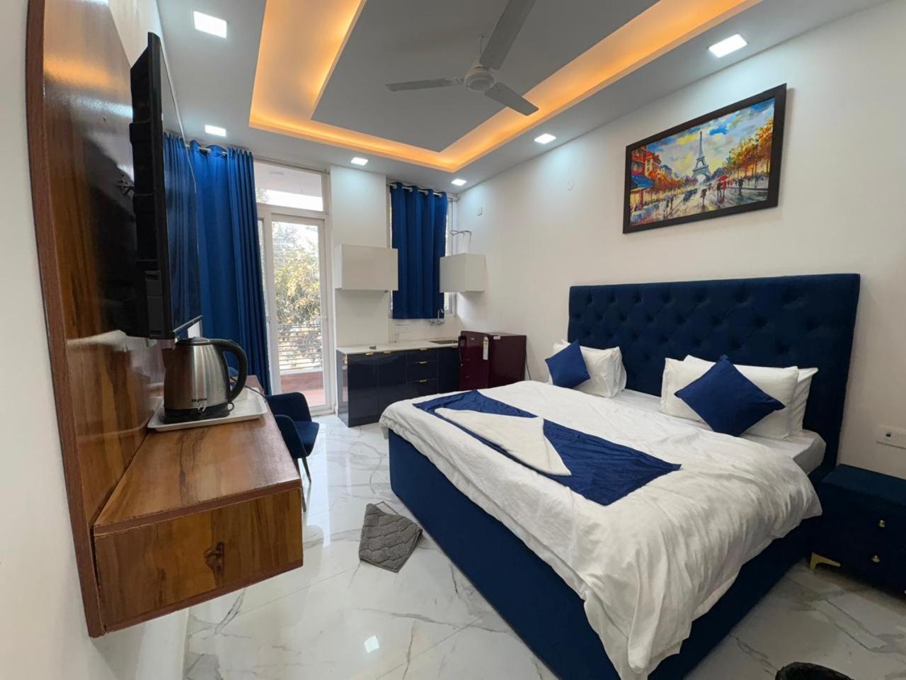Pacific Inn Eco Central Gurgaon Buitenkant foto