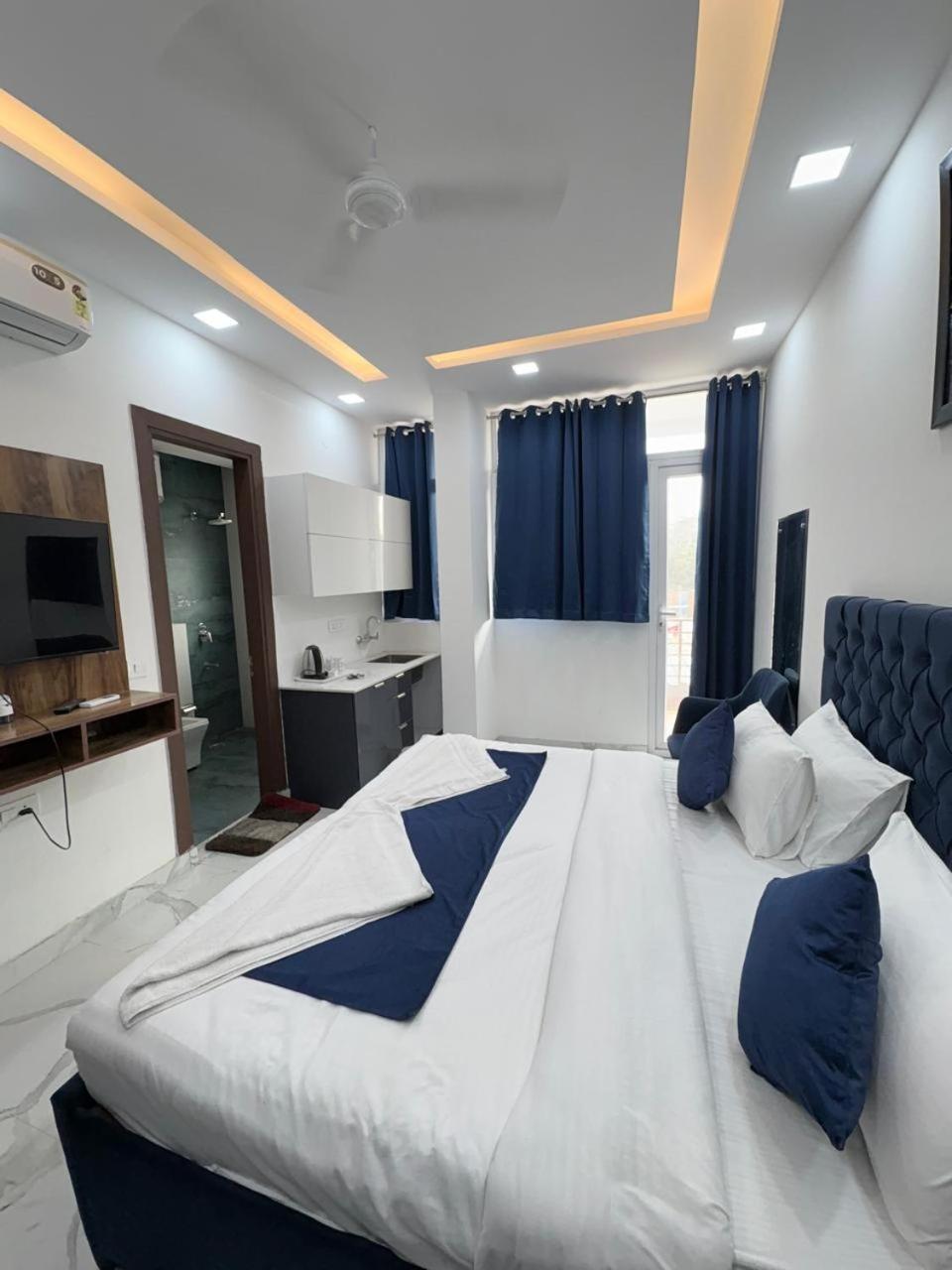 Pacific Inn Eco Central Gurgaon Buitenkant foto
