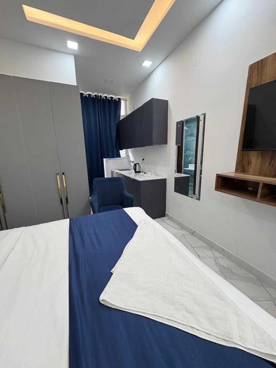 Pacific Inn Eco Central Gurgaon Buitenkant foto