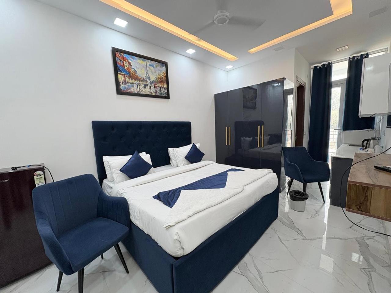 Pacific Inn Eco Central Gurgaon Buitenkant foto