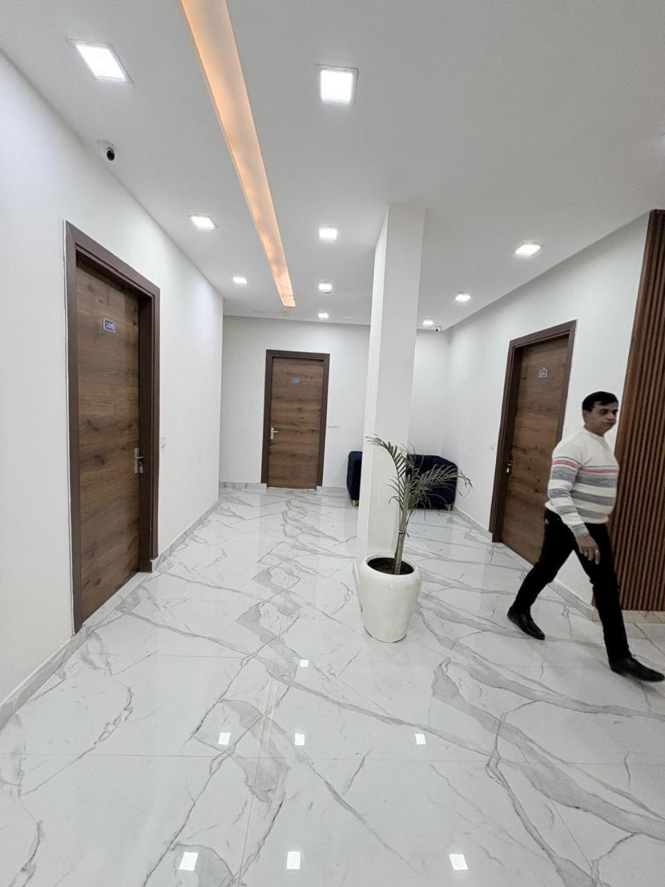 Pacific Inn Eco Central Gurgaon Buitenkant foto