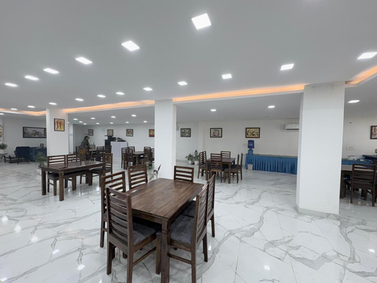 Pacific Inn Eco Central Gurgaon Buitenkant foto