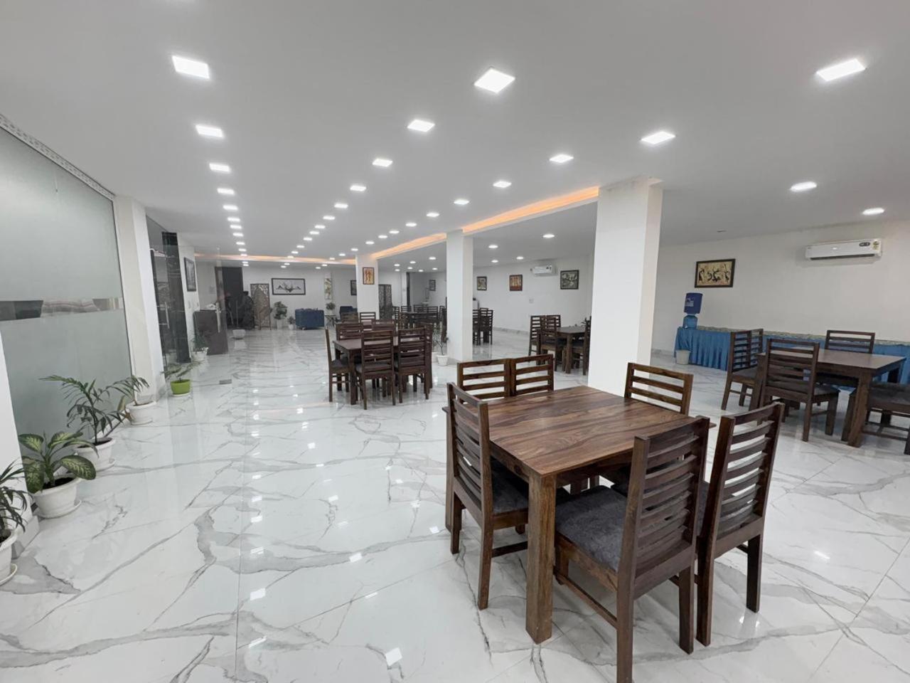Pacific Inn Eco Central Gurgaon Buitenkant foto