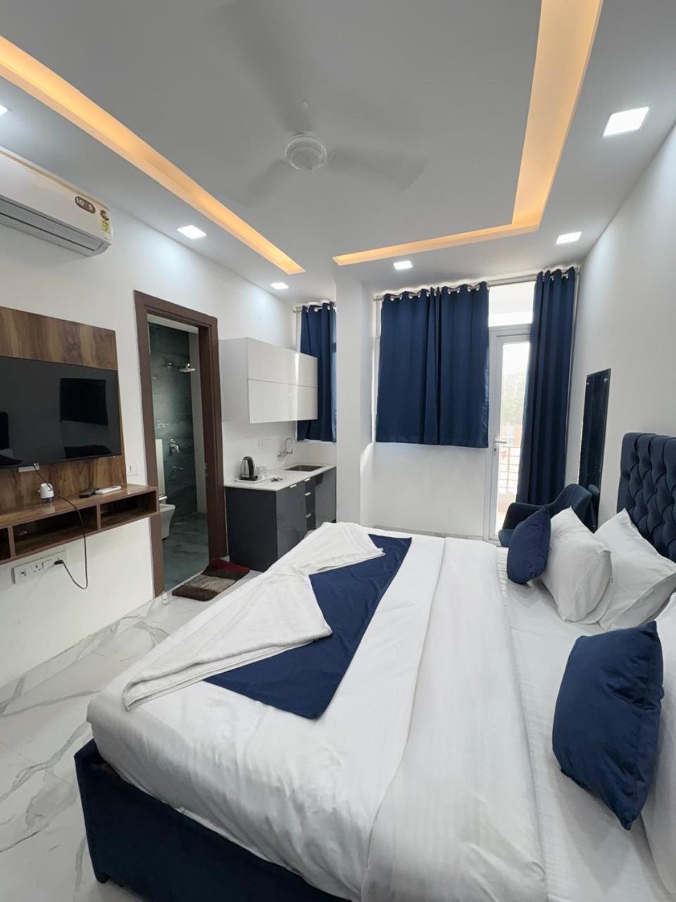 Pacific Inn Eco Central Gurgaon Buitenkant foto