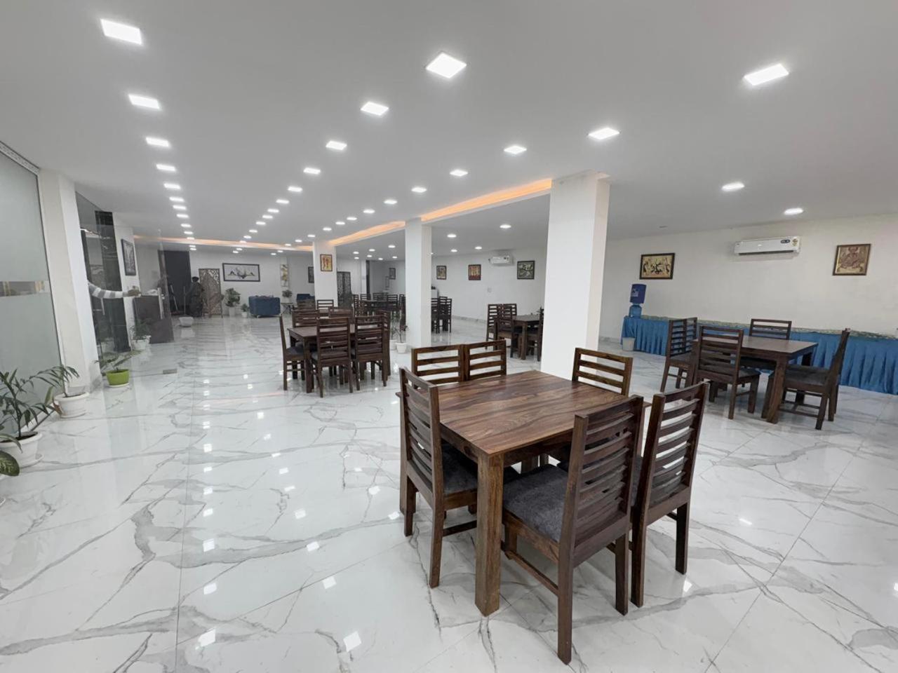 Pacific Inn Eco Central Gurgaon Buitenkant foto