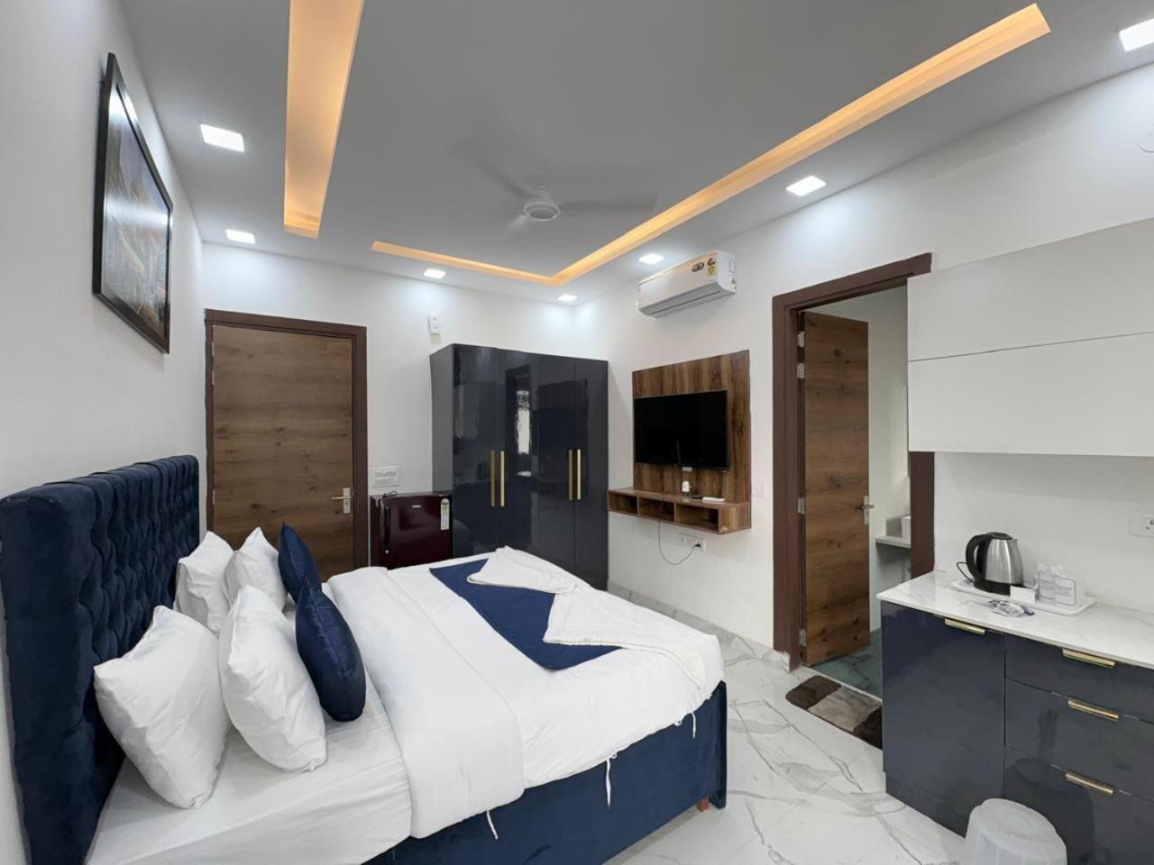 Pacific Inn Eco Central Gurgaon Buitenkant foto