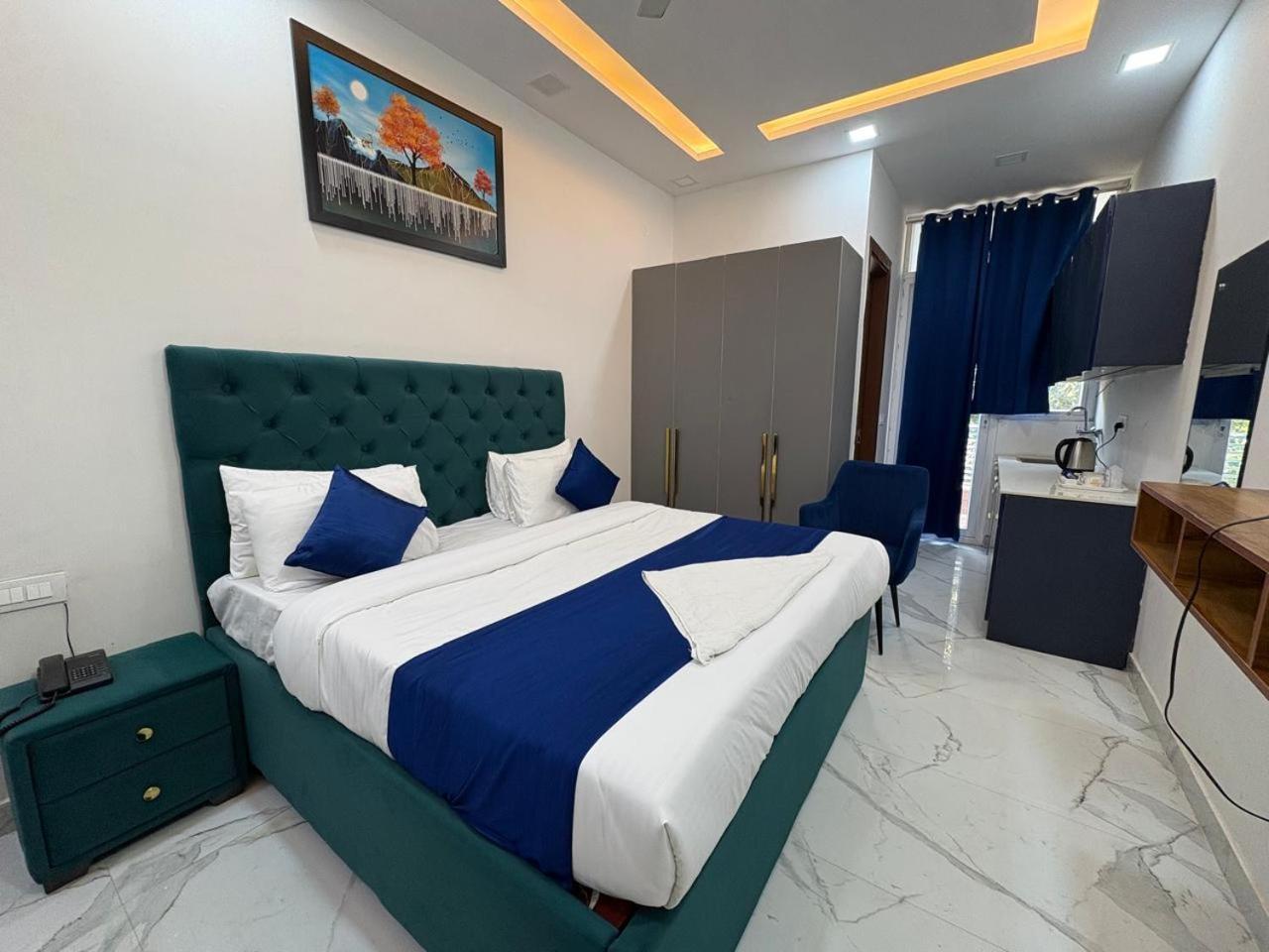 Pacific Inn Eco Central Gurgaon Buitenkant foto