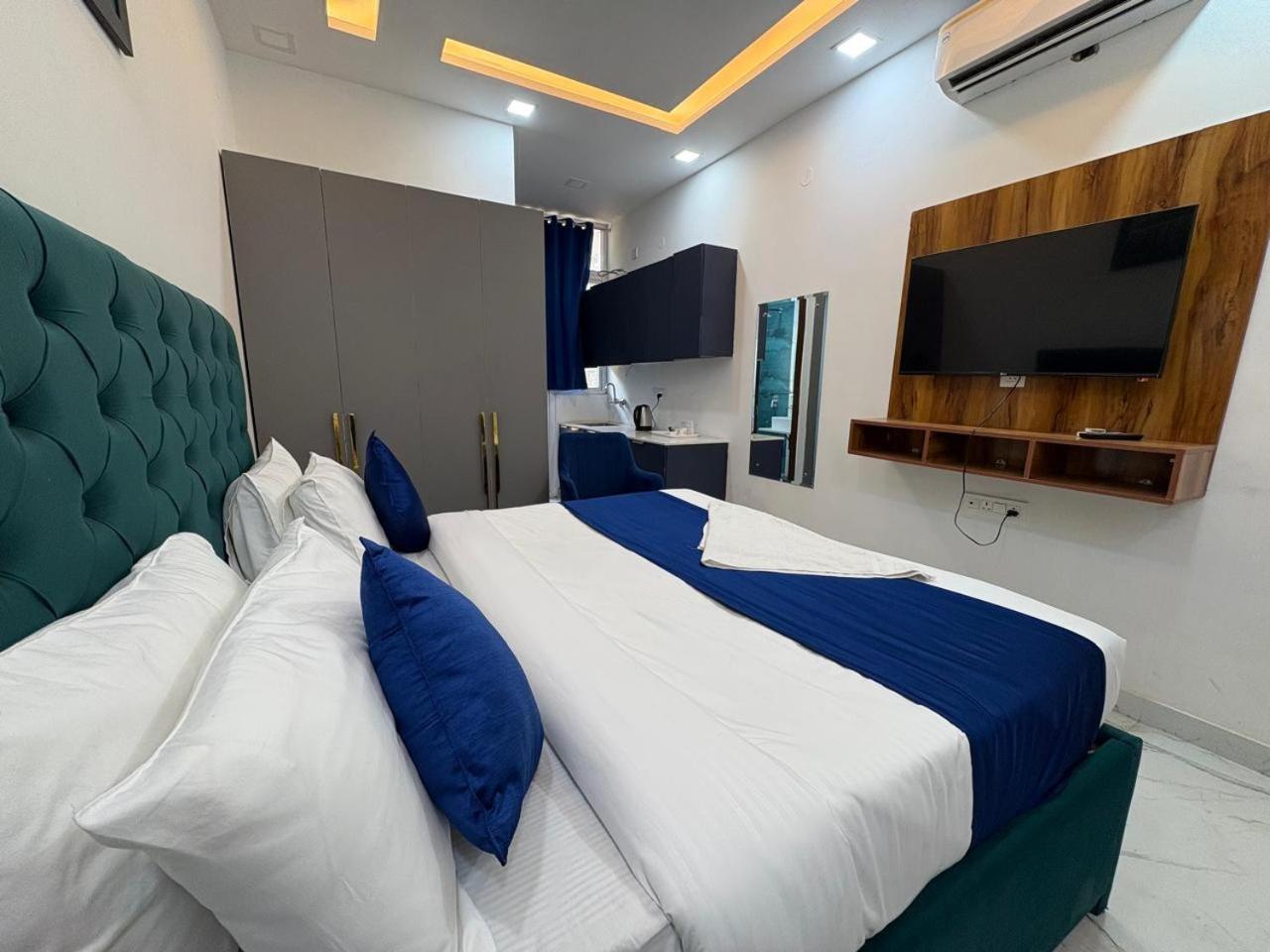 Pacific Inn Eco Central Gurgaon Buitenkant foto