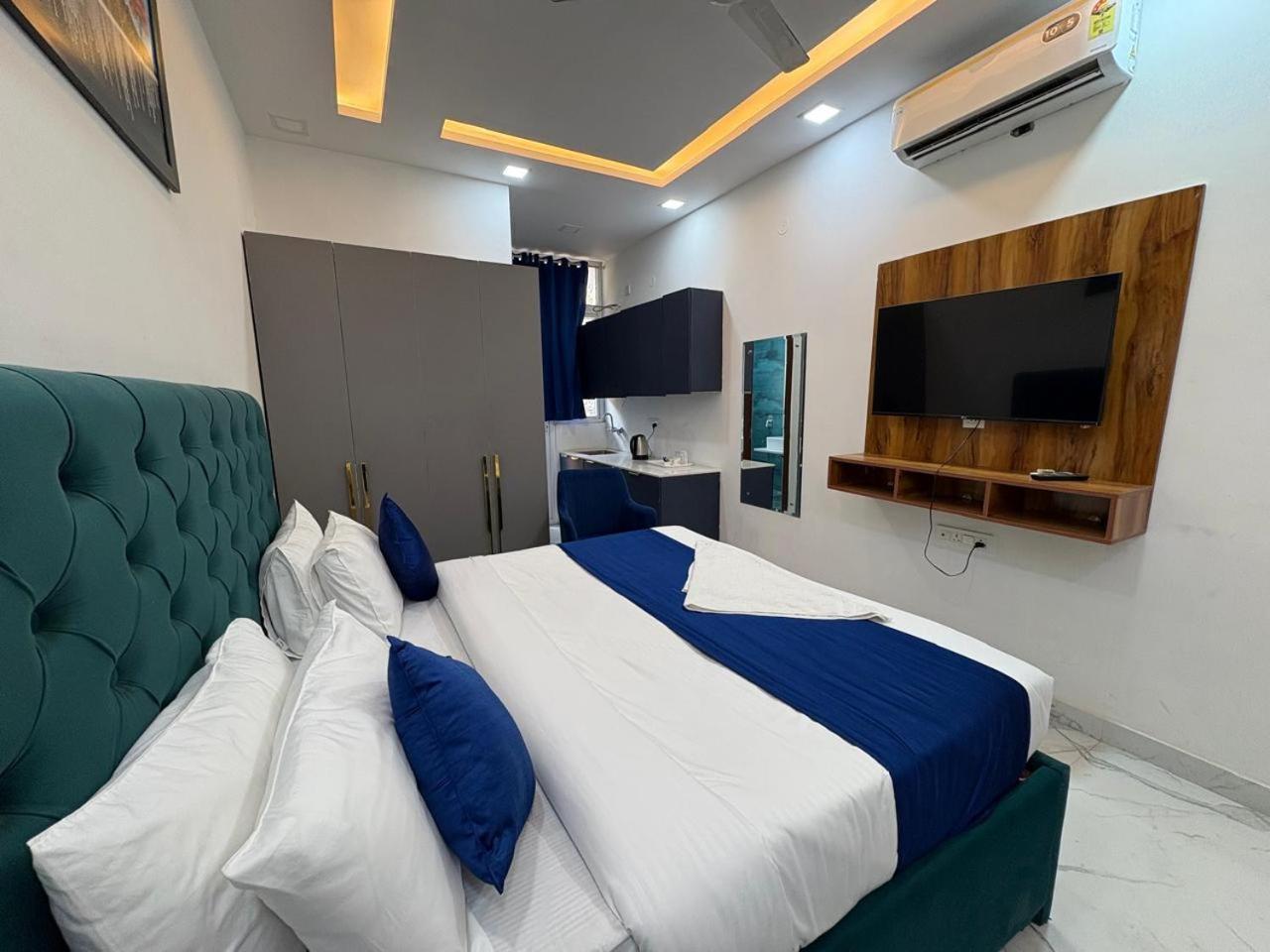Pacific Inn Eco Central Gurgaon Buitenkant foto