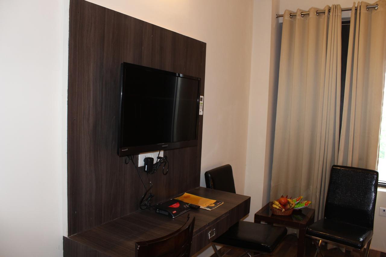 Pacific Inn Eco Central Gurgaon Buitenkant foto
