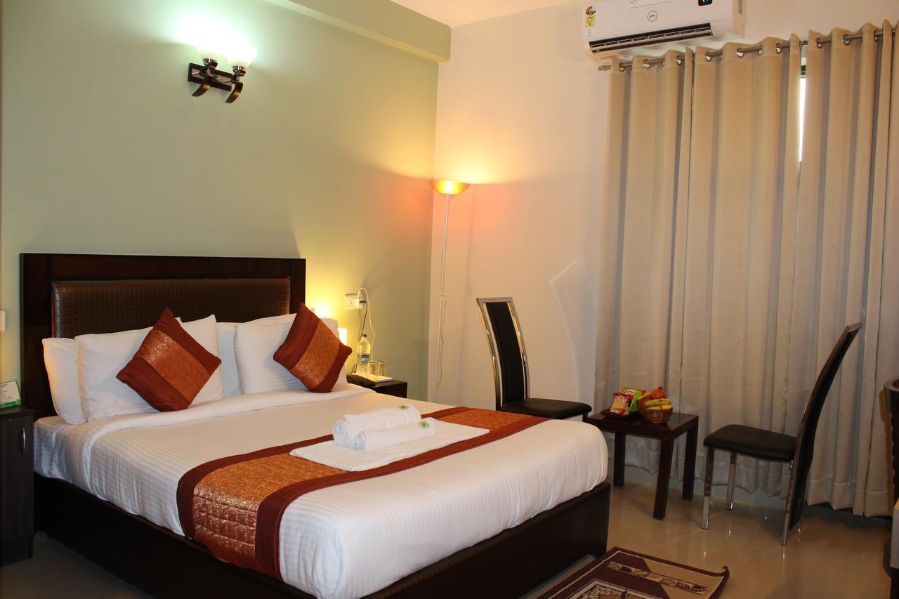 Pacific Inn Eco Central Gurgaon Buitenkant foto