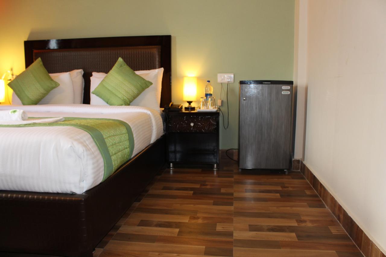 Pacific Inn Eco Central Gurgaon Buitenkant foto