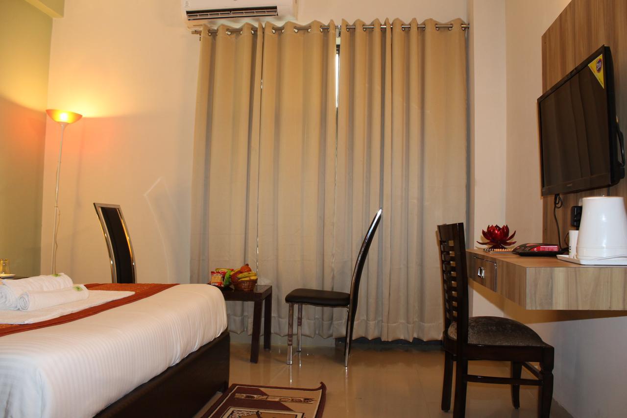 Pacific Inn Eco Central Gurgaon Buitenkant foto