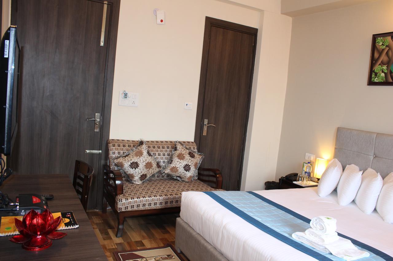 Pacific Inn Eco Central Gurgaon Buitenkant foto