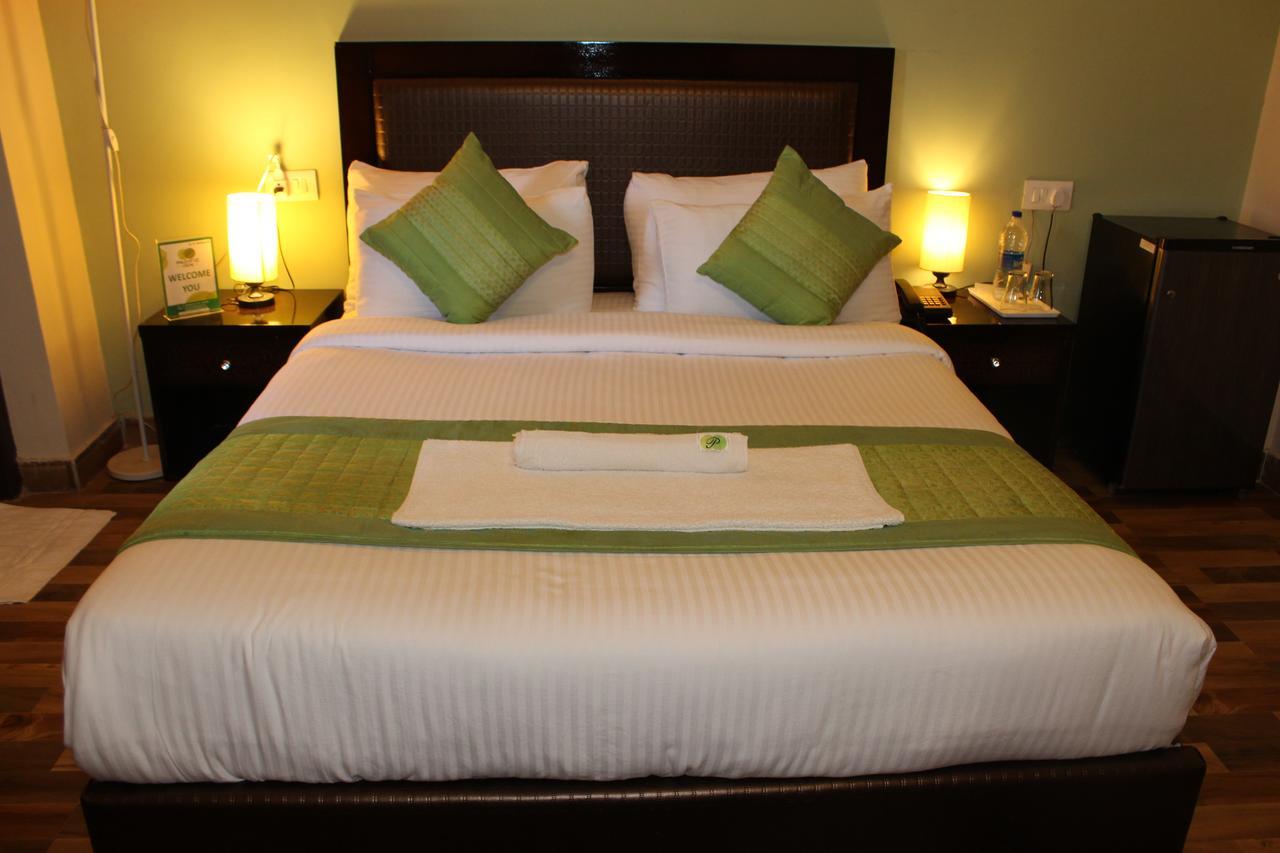 Pacific Inn Eco Central Gurgaon Buitenkant foto