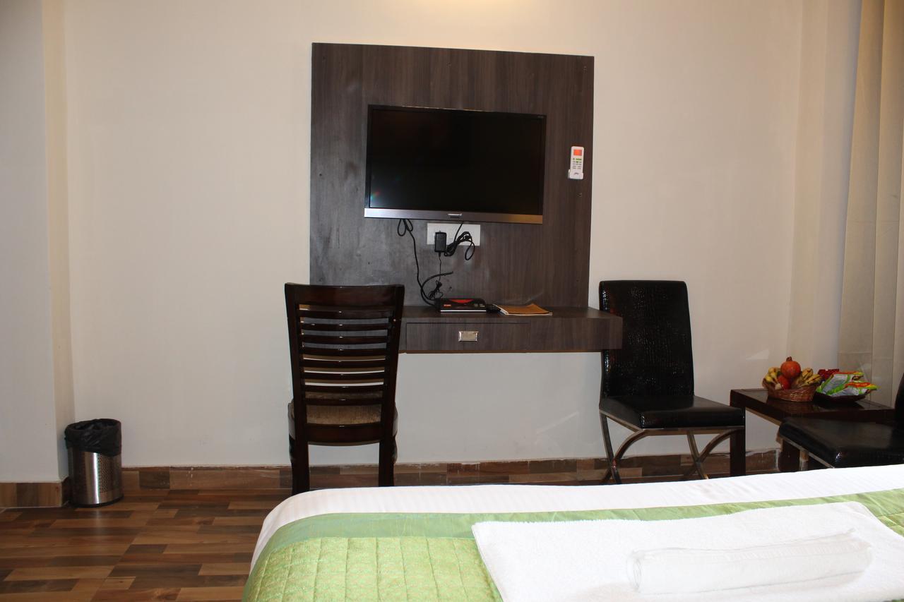 Pacific Inn Eco Central Gurgaon Buitenkant foto