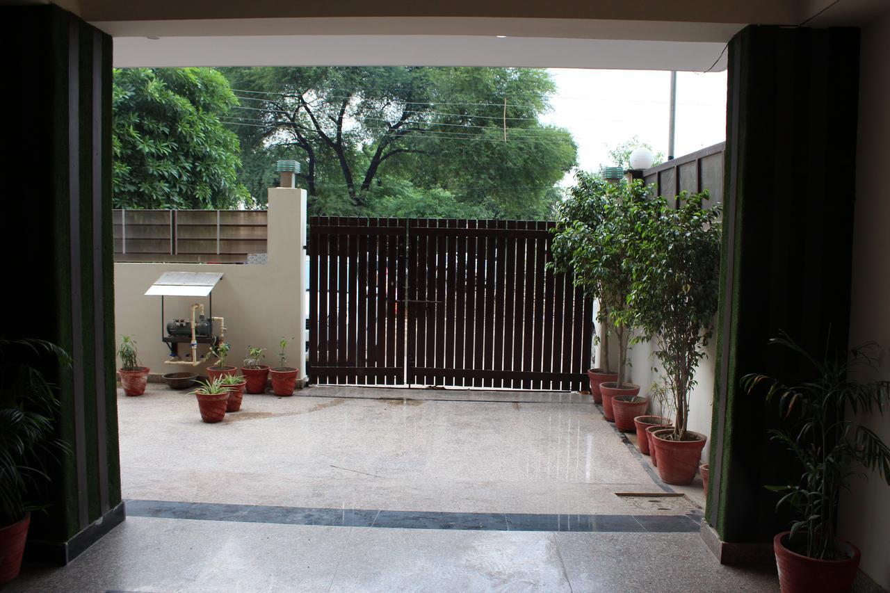 Pacific Inn Eco Central Gurgaon Buitenkant foto