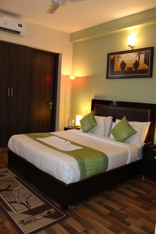 Pacific Inn Eco Central Gurgaon Buitenkant foto
