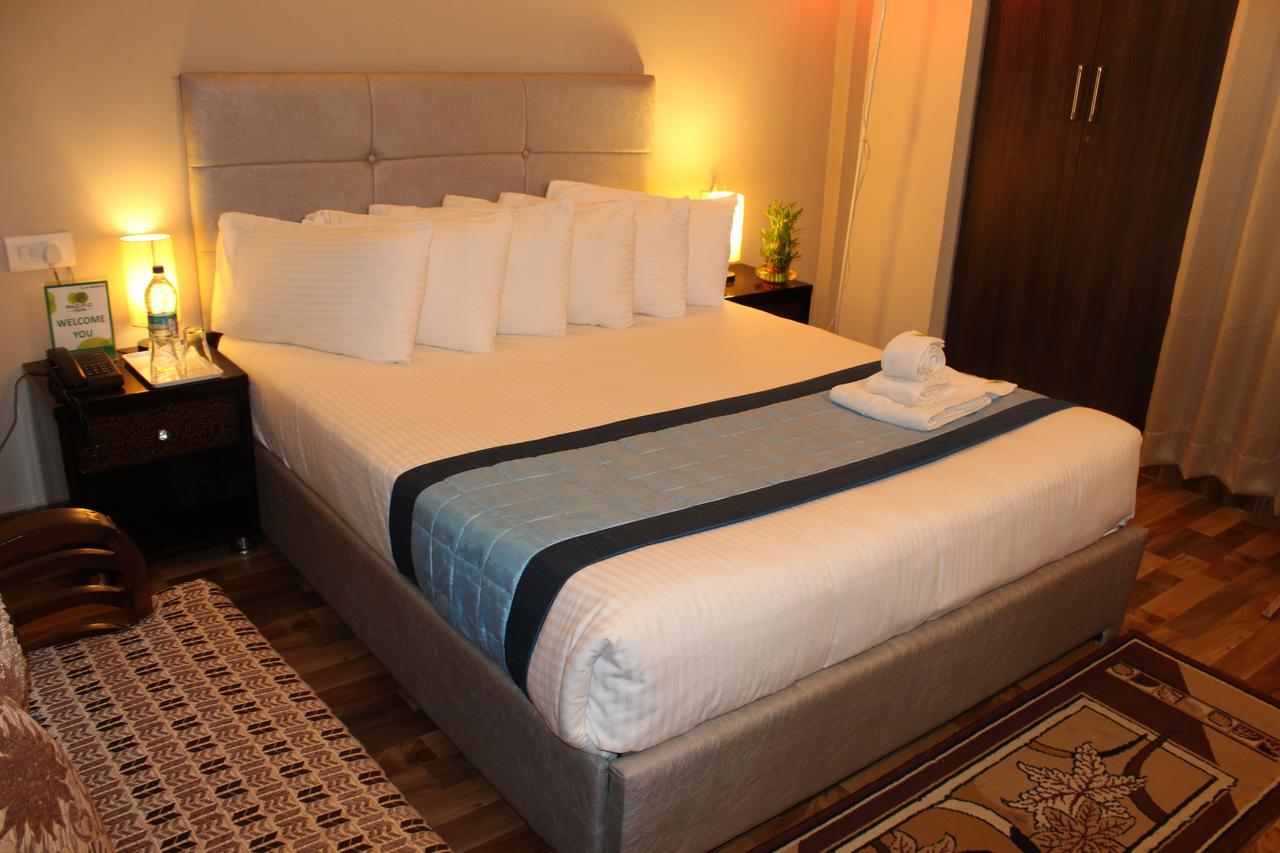Pacific Inn Eco Central Gurgaon Buitenkant foto