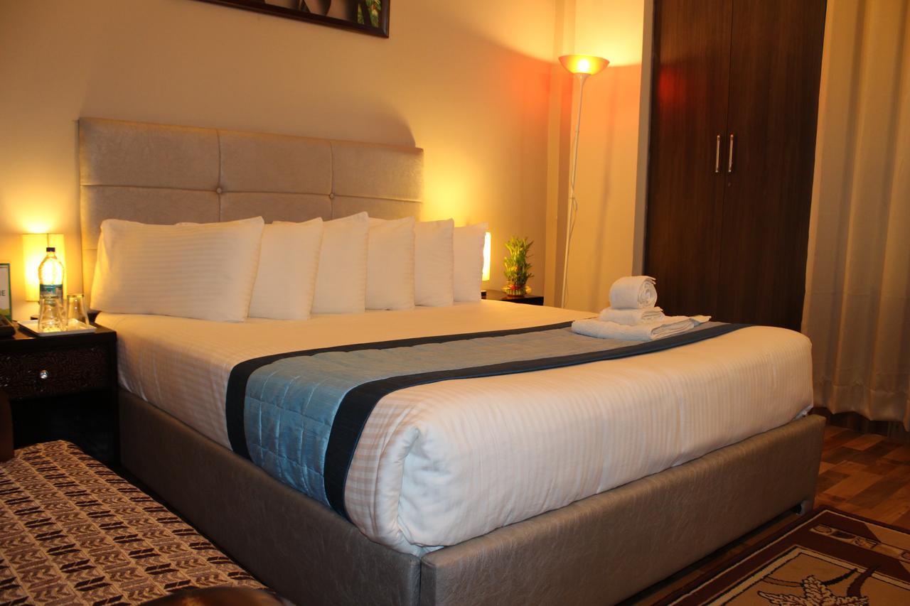Pacific Inn Eco Central Gurgaon Buitenkant foto