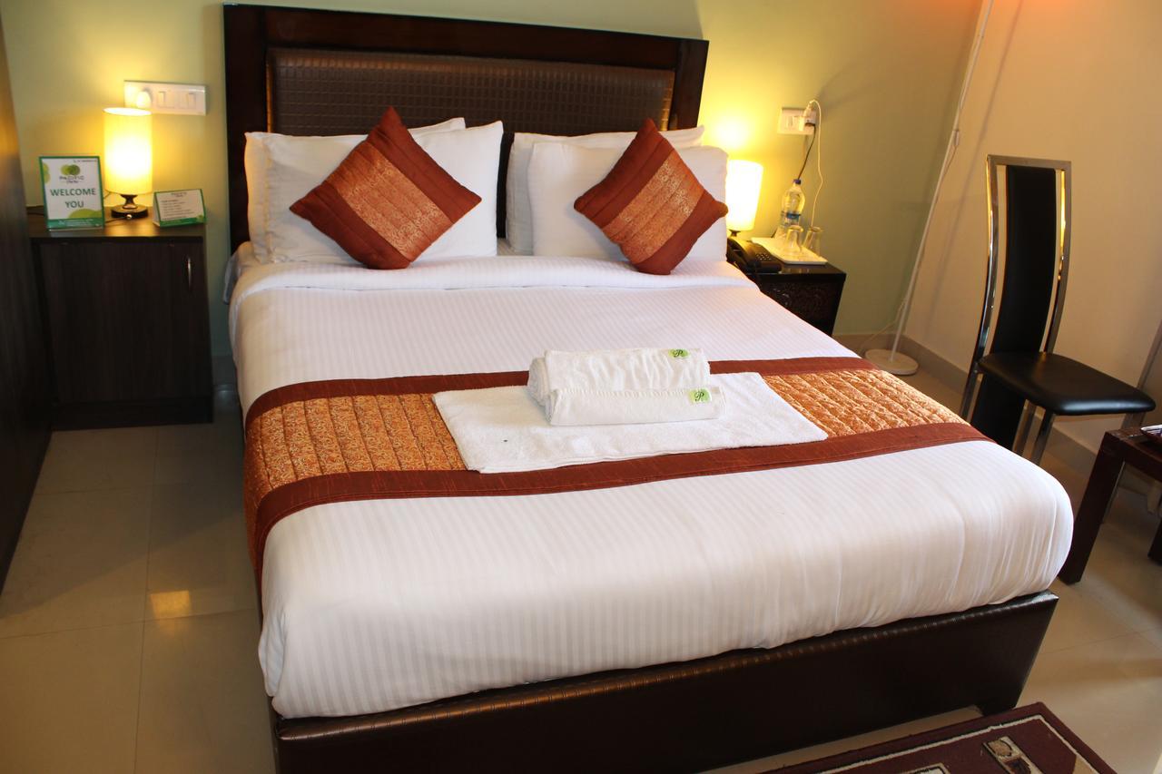 Pacific Inn Eco Central Gurgaon Buitenkant foto