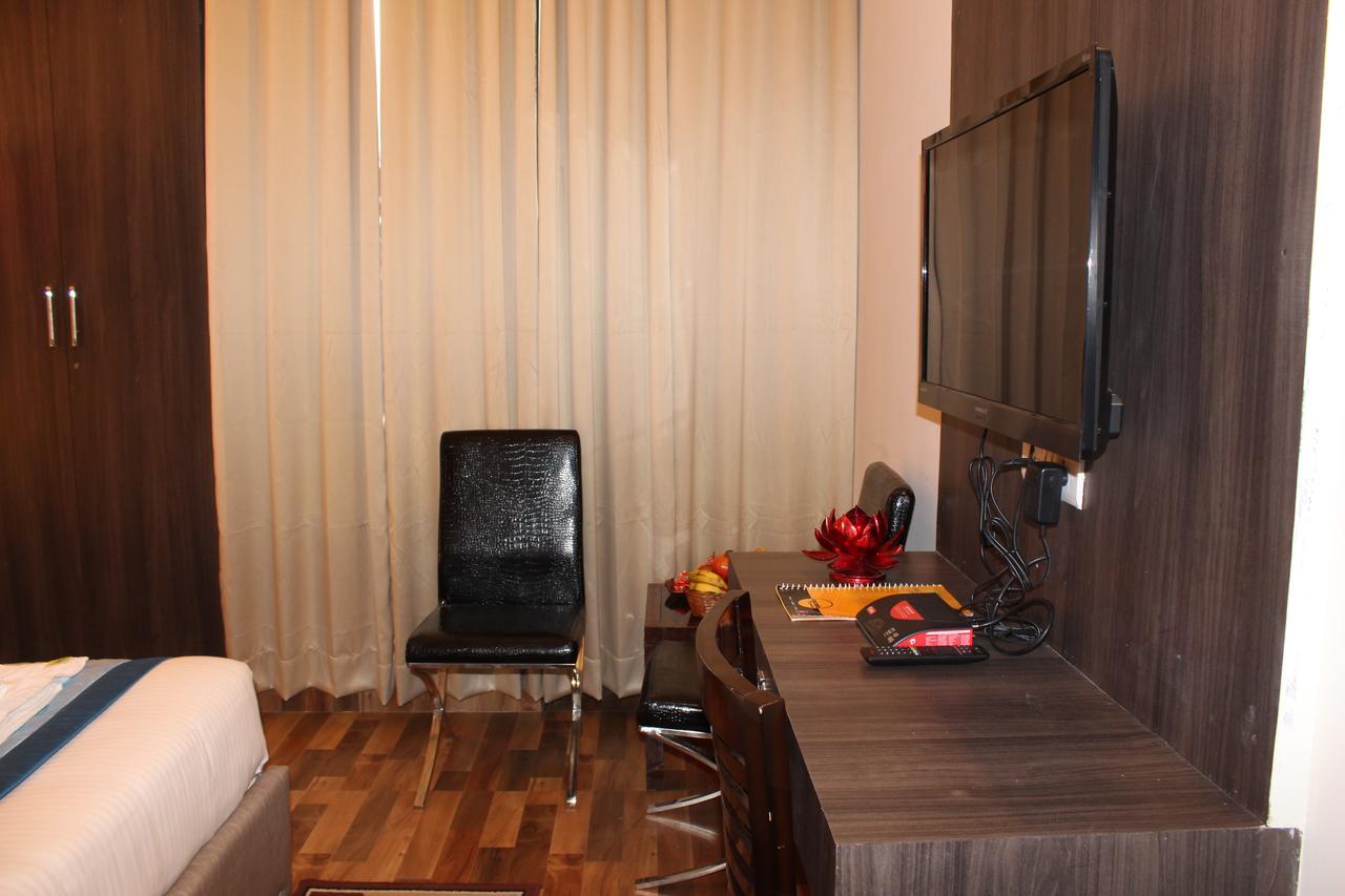 Pacific Inn Eco Central Gurgaon Buitenkant foto