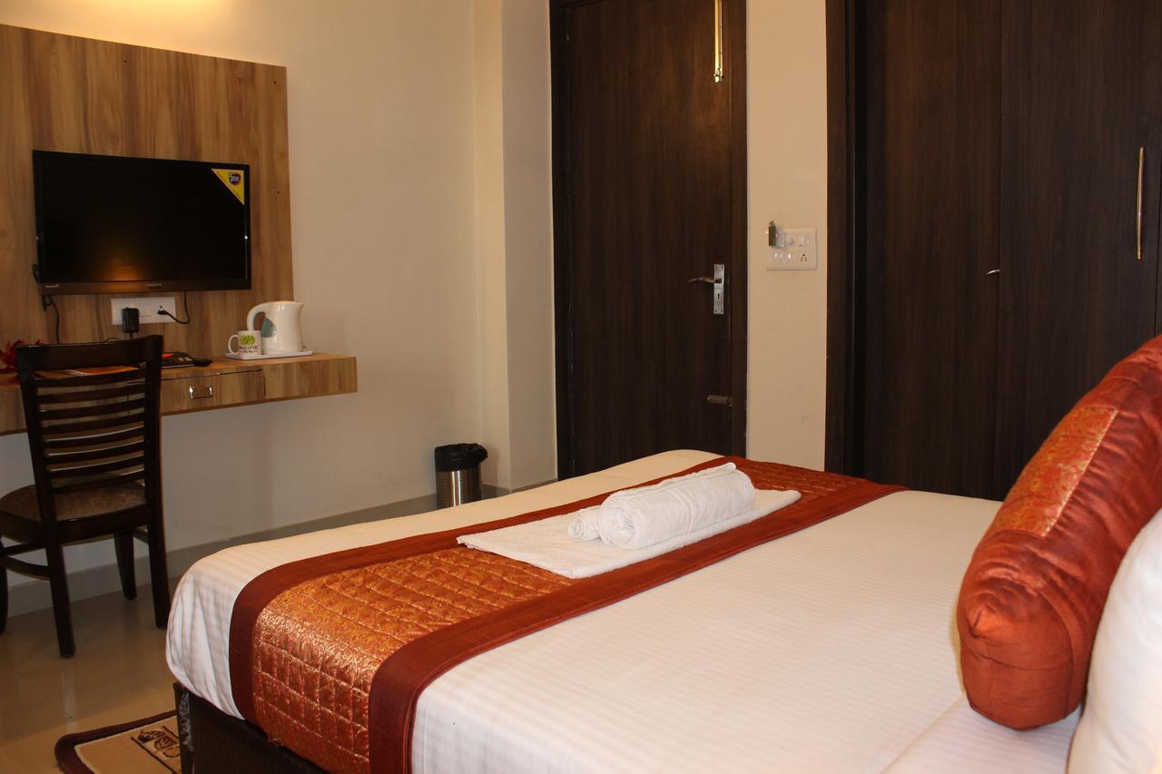 Pacific Inn Eco Central Gurgaon Buitenkant foto