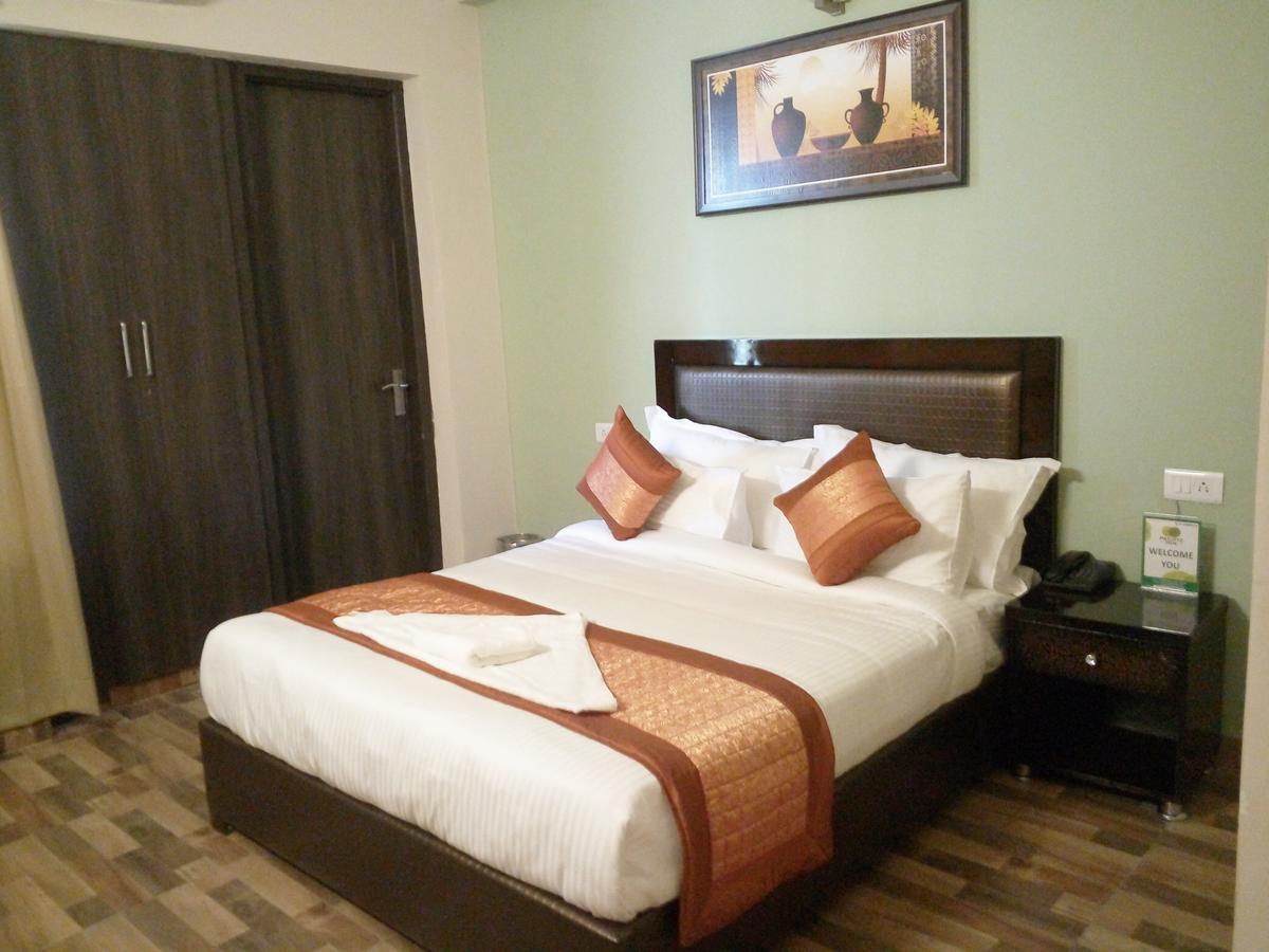 Pacific Inn Eco Central Gurgaon Buitenkant foto